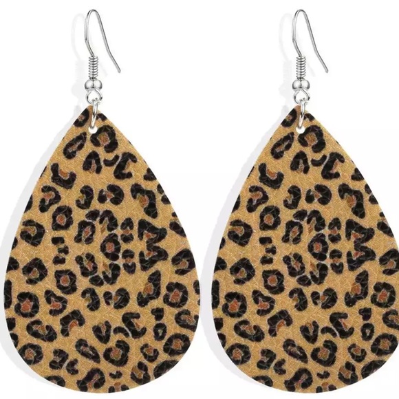 Jewelry - 3/25 Light Brown Leopard Print Drop Earrings